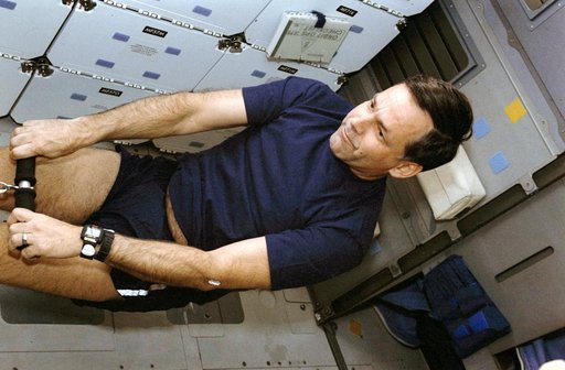 STS-42 Commander Grabe uses DTO 653 MK1 Rowing Machine on OV-103's middeck