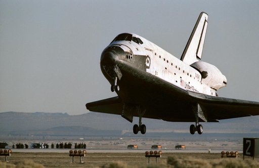 STS-42 Discovery, Orbiter Vehicle (OV) 103, lands on runway 22 at EAFB, Calif