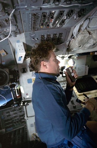 STS-45 Payload Specialist Lichtenberg records AEPI data onboard OV-104