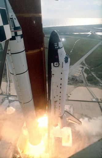 STS-45 Atlantis, OV-104, lifts off from KSC Launch Complex (LC) Pad
