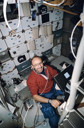 STS-46 Italian Payload Specialist Malerba uses laptop PGSC on OV-104 middeck