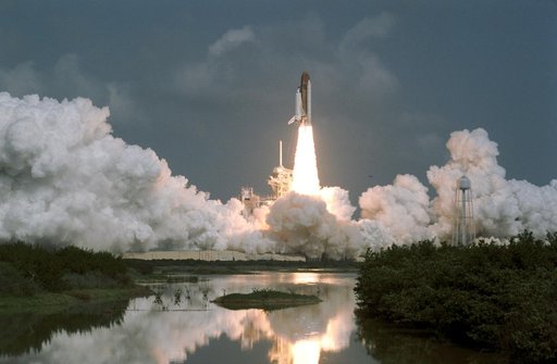STS-46 Atlantis, Orbiter Vehicle (OV) 104, lifts off from KSC LC Pad 39