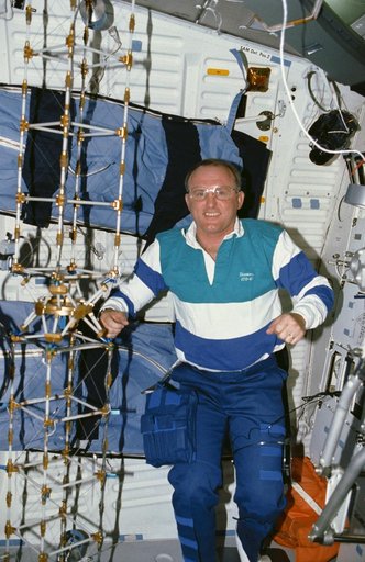 STS-48 MS Buchli with MODE-01 structural test article (STA) onboard OV-103