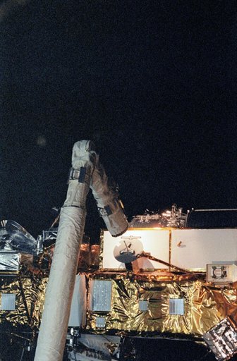 STS-48 Upper Atmosphere Research Satellite (UARS) is released by OV-103's RMS