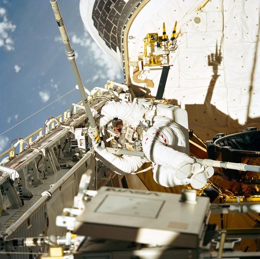 STS-49 MS Akers in OV-105's payload bay during ASEM procedures