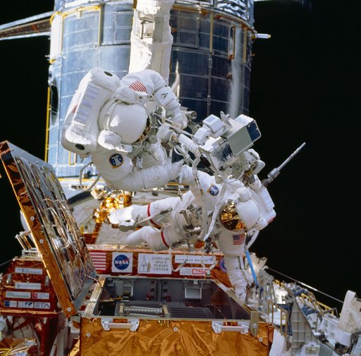 STS-49 MS Thornton in OV-105's payload bay during ASEM procedures