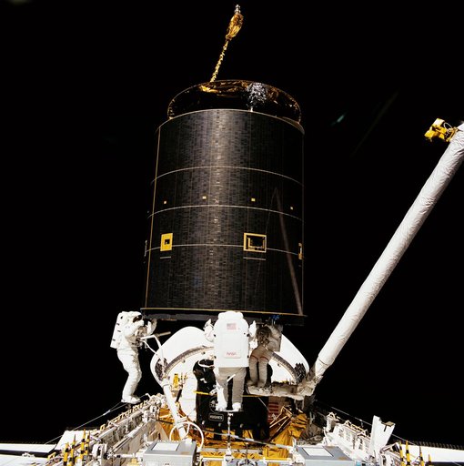 STS-49 crew captures INTELSAT VI above OV-105's payload bay (PLB) during EVA
