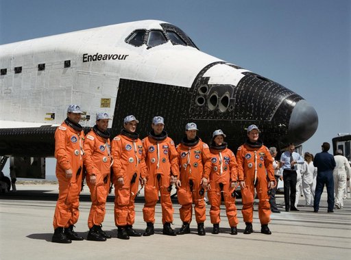 STS-49 crew poses for group portrait on EAFB runway 22 after OV-105 landing