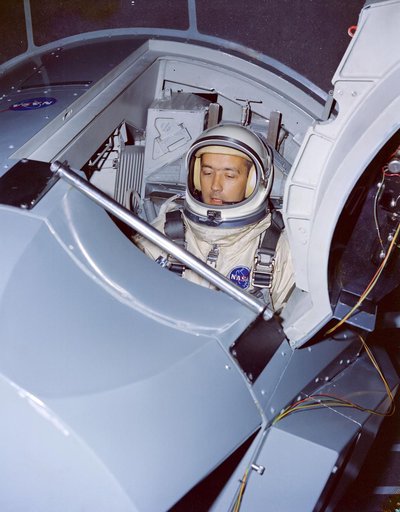 ASTRONAUT JAMES A. MCDIVITT - TRAINING - SIMULATION - CAPE