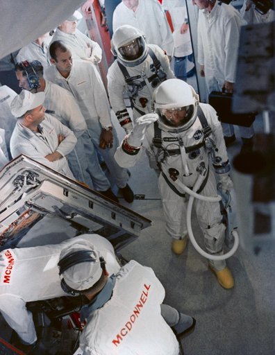 ARRIVAL - WHITE ROOM (PRIME CREW) - GEMINI-TITAN (GT)-5 - WHITE ROOM - PAD 19 - CAPE