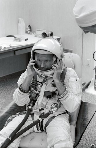 GEMINI-TITAN (GT)-5 - TRAINING - SUITING-UP (ADJUSTS HELMET) - CAPE