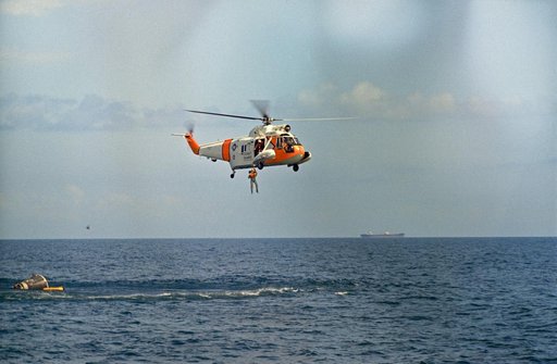 WATER EGRESS (GT-7)(COMMAND PILOT BEING HOISTED) - TRAINING