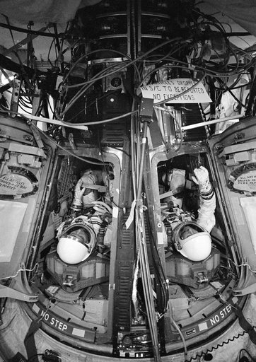 ASTRONAUT WALTER M. SCHIRRA, JR. - TRAINING (GT-6 PRIME CREW INSIDE S/C)