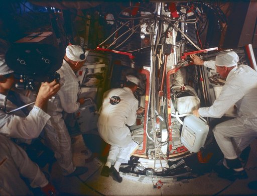 Technicians assist Gemini 7 prime crew in systems checks