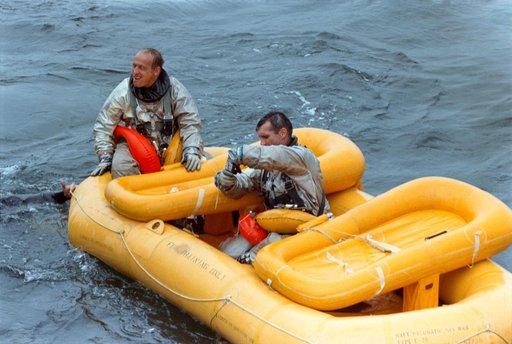 GORDON, RICHARD F., ASTRONAUT - TRAINING - GEMINI-TITAN (GT)-11 - WATER EGRESS - GULF