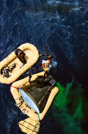 GORDON, RICHARD F., ASTRONAUT - MISC. - GEMINI-TITAN (GT)-XI - RECOVERY - FROGMEN - ATLANTIC