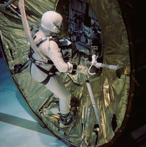 GEMINI-TITAN (GT)-12 - ASTRONAUT TRAINING - UNDERWATER - FOOT PLATES - MD