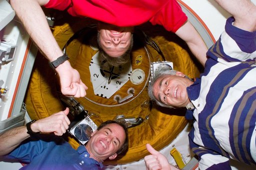 Hatch closing between Mir and Shuttle