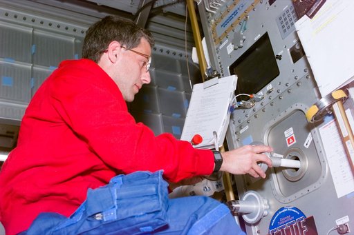 ETTF - Apt inserts sample into experiment in Spacehab