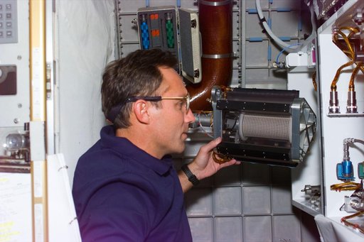 MGM - Walz works with MGM experiment chamber