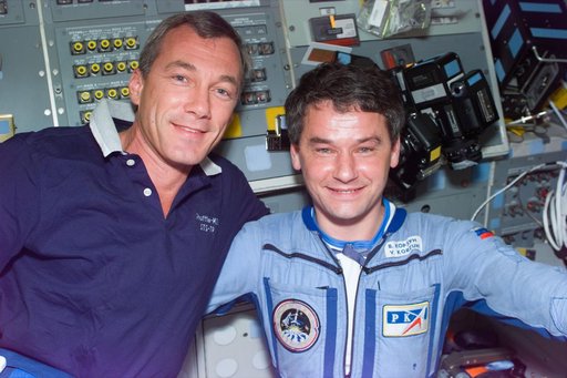 Astronaut Wilcutt and Mir 22 commander pose for photo on flight deck