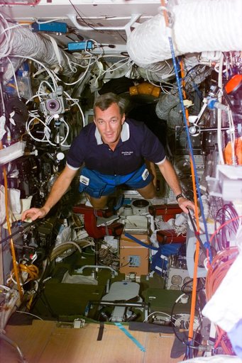 Astronaut Wilcutt floats through Mir Base Block