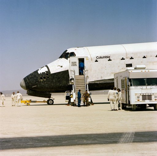 LANDING (CREW ACTIVITIES) - STS-1 - EDWARDS AFB (EAFB), CA