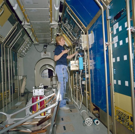 STS-40 Payload Specialist Millie Hughes-Fulford trains in JSC's SLS mockup