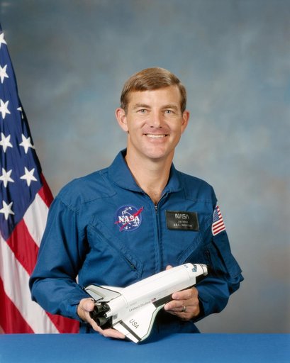 Official portrait of 1987 astronaut candidate James S. Voss