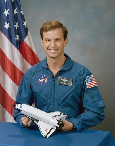 Official portrait of 1987 astronaut candidate Kevin P. Chilton