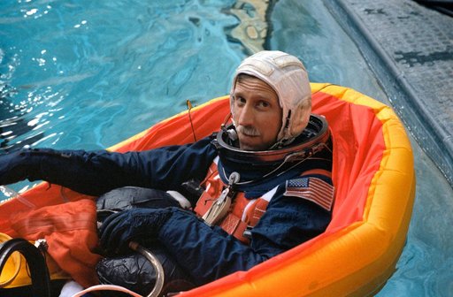 STS-26 Pilot Covey floats in life raft during JSC WETF exercises