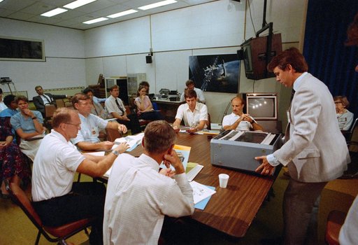 STS-29 crewmembers are briefed on Student Experiment (SE) 82-8