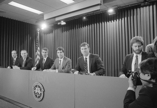 STS-29 crewmembers participate in preflight press conference