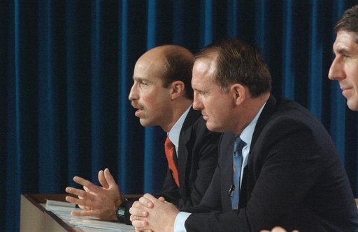STS-29 crewmembers participate in preflight press conference