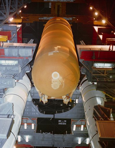 STS-29 external tank (ET) and solid rocket booster (SRB) mating at KSC