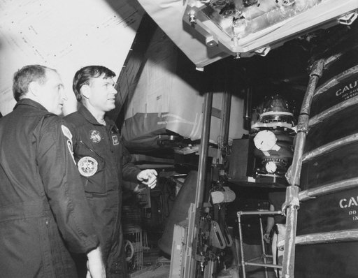 STS-29 crewmembers inspect Discovery, OV-103, main engine components at KSC