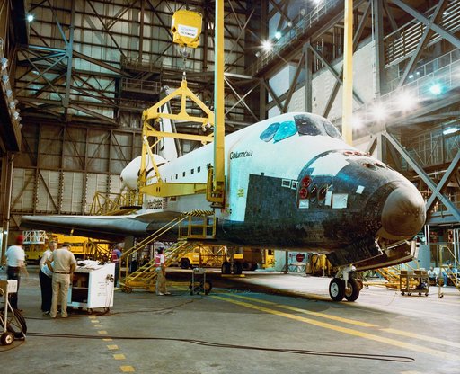 STS-28 Columbia, OV-102, ET/SRB mating preparations at KSC VAB