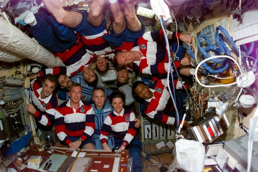 STS-89 and Mir 24 crewmembers pose on Base Block