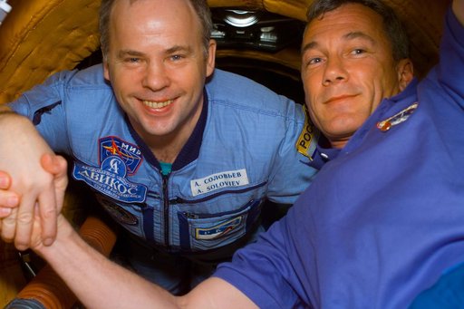 STS-89 and Mir 24 crews at the hatch opening