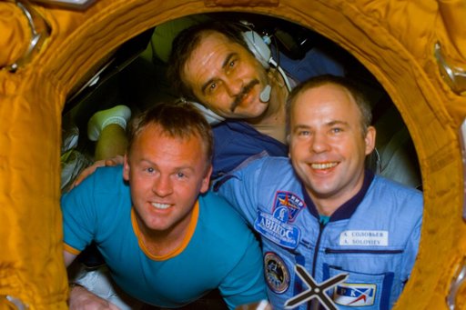 STS-89 and Mir 24 crews at the hatch opening