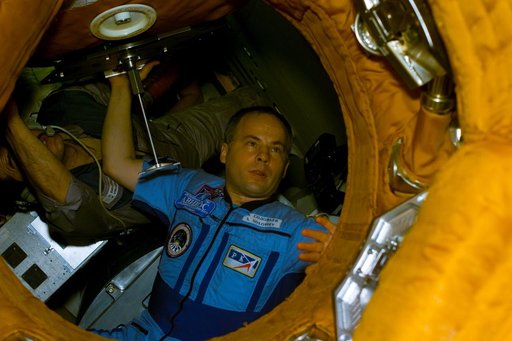 STS-89 and Mir 24 crews at the hatch opening