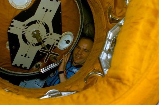 STS-89 and Mir 24 crews at the hatch opening