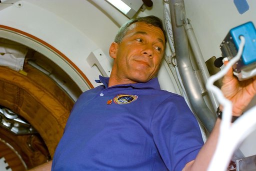 STS-89 and Mir 24 crews at the hatch opening