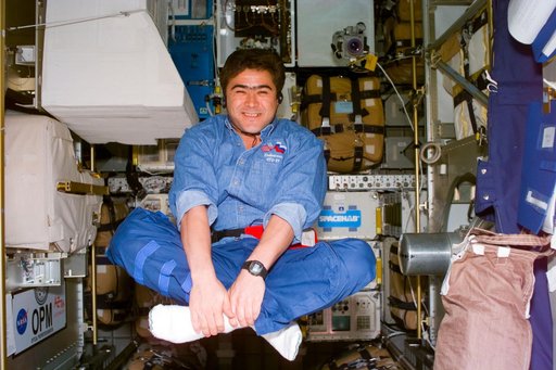 MS Sharipov floats, cross-legged, onboard Spacehab