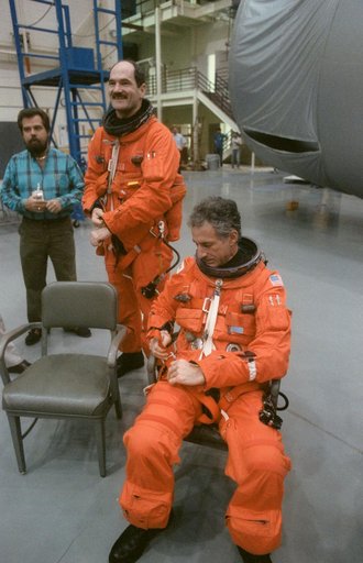 STS-35 Pilot Gardner and MS Hoffman during egress training at JSC