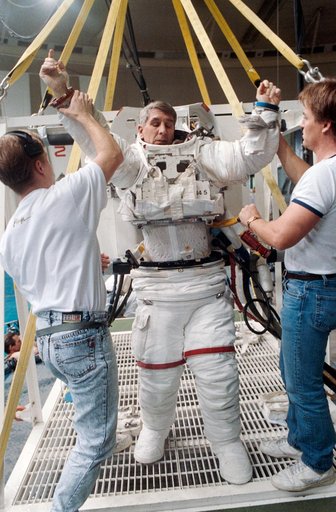 STS-38 ASTRONAUT CREW MEMBERS MEADE AND SPRINGER SUITING UP FOR AND
