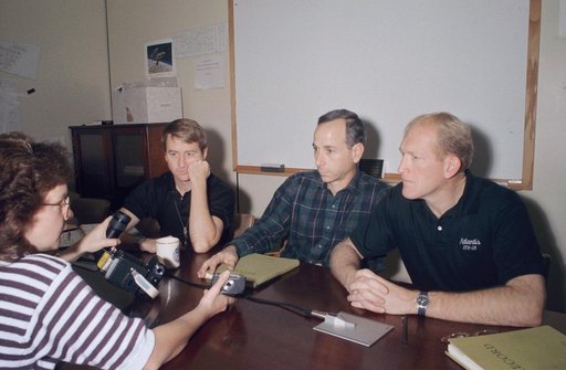 STS-38 crewmembers participate in photography training and camera briefing