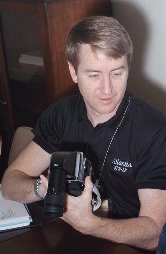 STS-38 Pilot Culbertson participates in photography and camera briefing