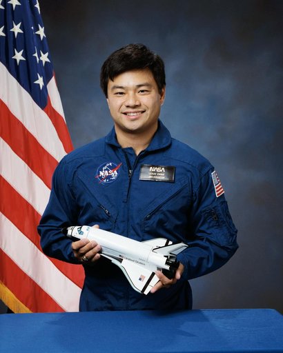 Official portrait of astronaut Leroy Chiao
