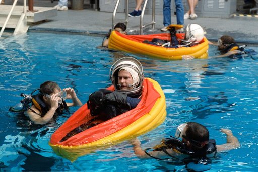 STS-39 MS Hieb floats in single person life raft in JSC's WETF Bldg 29 pool